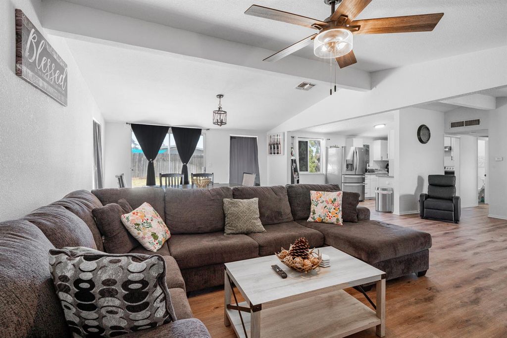 Image 3 of property listing at 2564 Crescent Avenue, Clovis, CA 93612