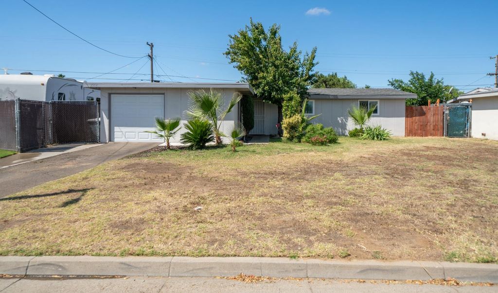 Image 30 of property listing at 2564 Crescent Avenue, Clovis, CA 93612