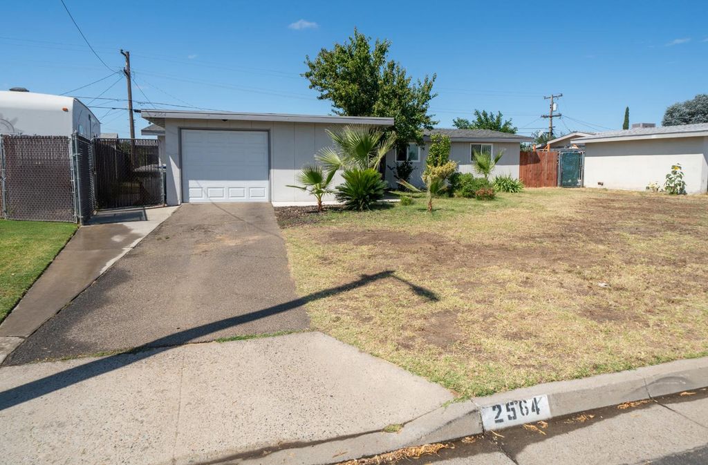Image 31 of property listing at 2564 Crescent Avenue, Clovis, CA 93612