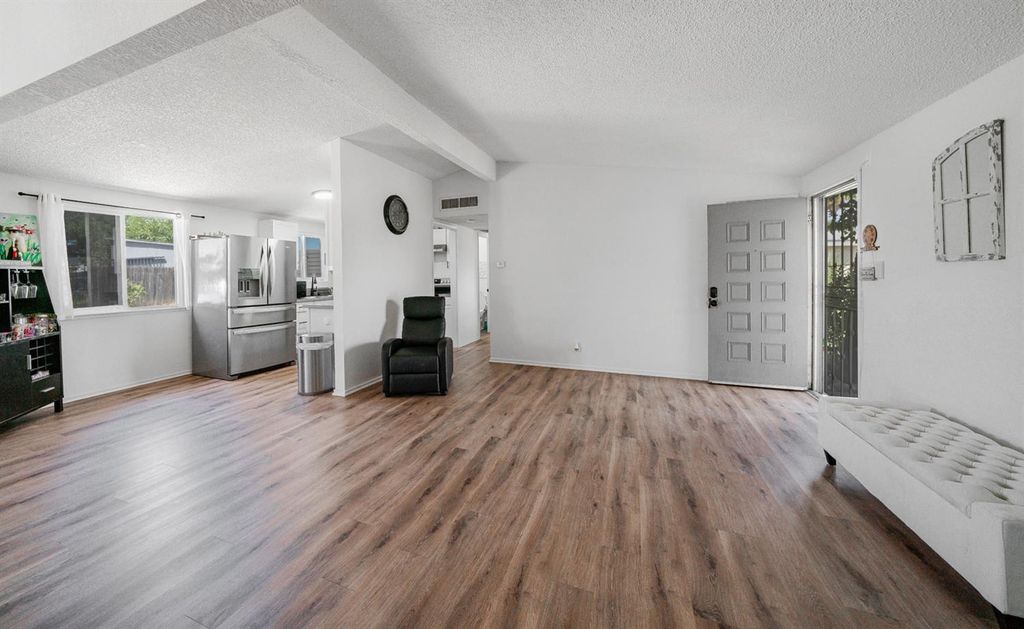 Image 4 of property listing at 2564 Crescent Avenue, Clovis, CA 93612