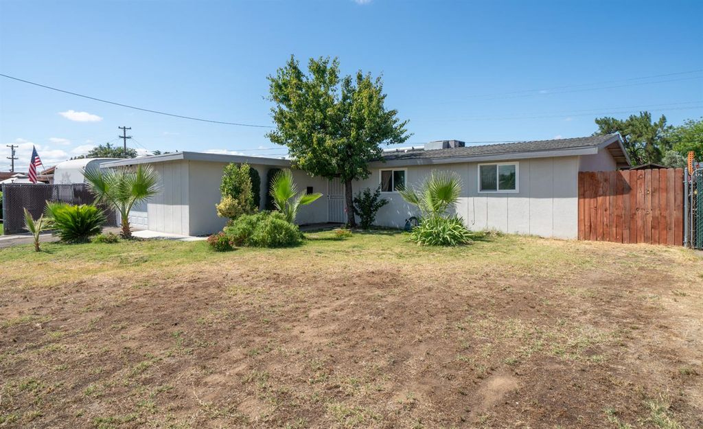 Image 5 of property listing at 2564 Crescent Avenue, Clovis, CA 93612