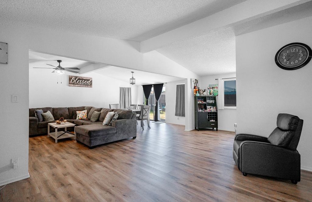 Image 6 of property listing at 2564 Crescent Avenue, Clovis, CA 93612