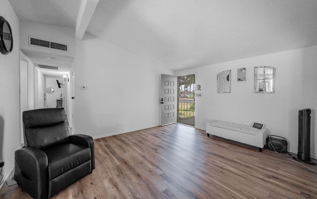 Image 7 of property listing at 2564 Crescent Avenue, Clovis, CA 93612