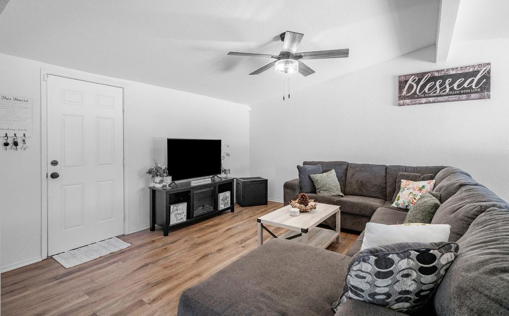 Image 8 of property listing at 2564 Crescent Avenue, Clovis, CA 93612