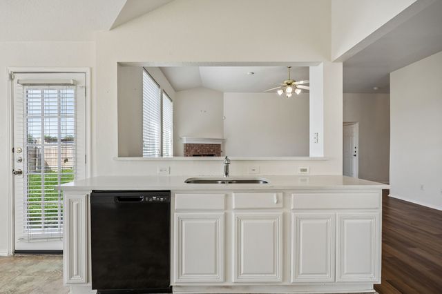 1914 Lennox Lane, Arlington, TX 76018