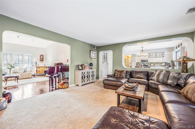 10 Alpine Court, Smithtown, NY 11787