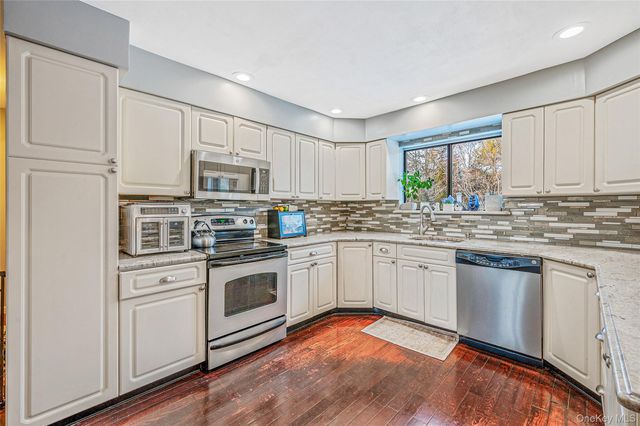 10 Alpine Court, Smithtown, NY 11787