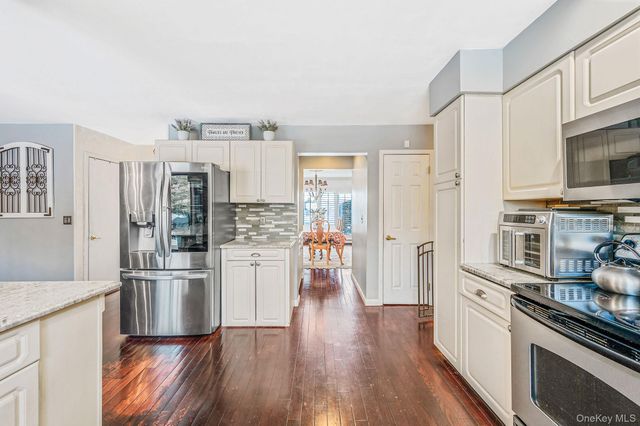 10 Alpine Court, Smithtown, NY 11787