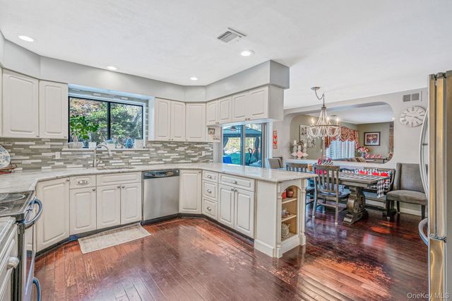 10 Alpine Court, Smithtown, NY 11787