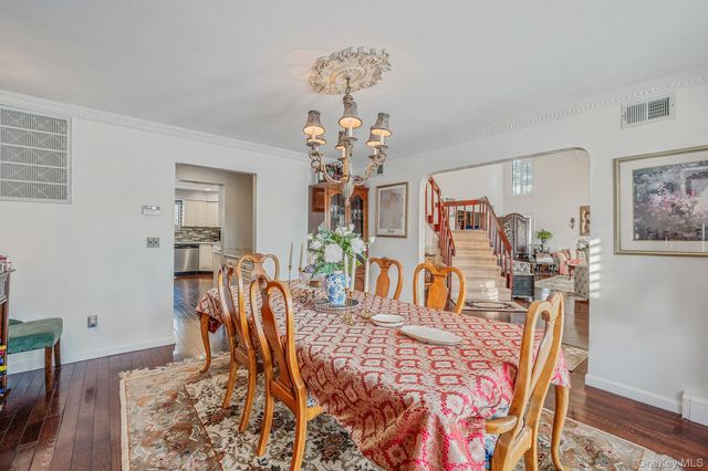 10 Alpine Court, Smithtown, NY 11787