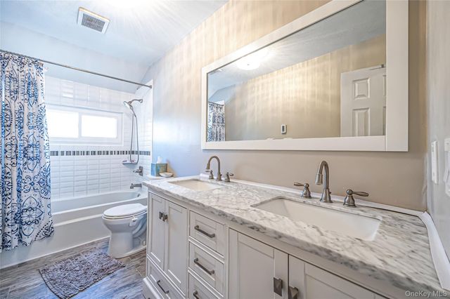 10 Alpine Court, Smithtown, NY 11787