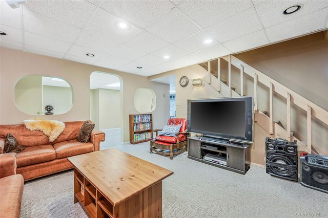 10 Alpine Court, Smithtown, NY 11787