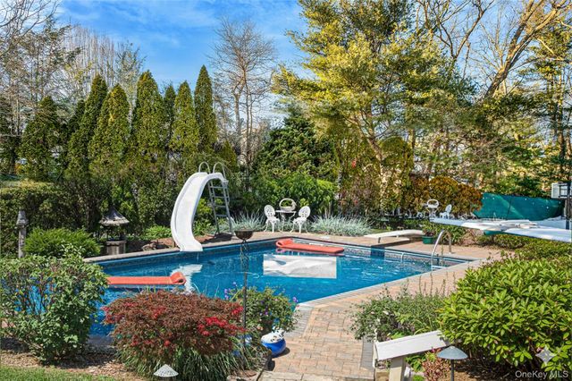 10 Alpine Court, Smithtown, NY 11787