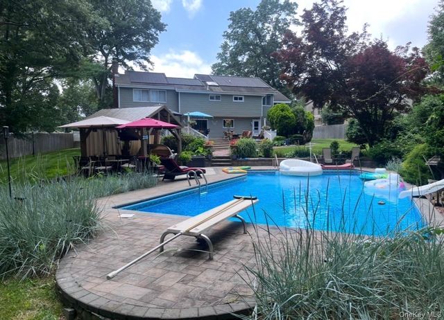 10 Alpine Court, Smithtown, NY 11787