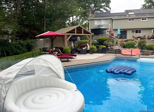 10 Alpine Court, Smithtown, NY 11787