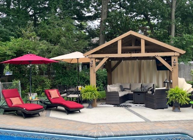 10 Alpine Court, Smithtown, NY 11787