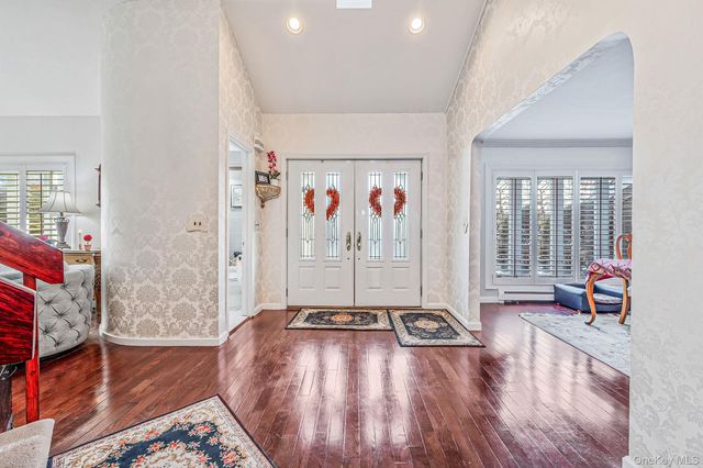 10 Alpine Court, Smithtown, NY 11787