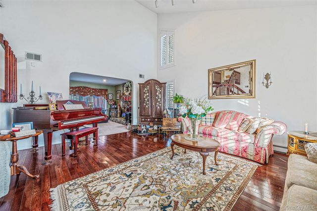 10 Alpine Court, Smithtown, NY 11787