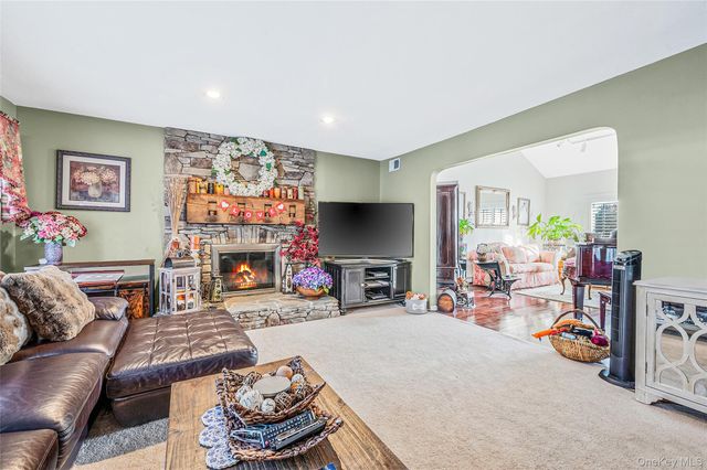 10 Alpine Court, Smithtown, NY 11787
