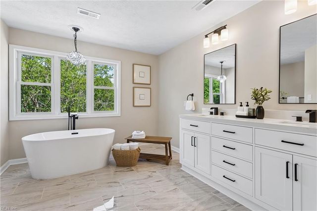 318 Dunnavant LN, Newport News, VA 23606