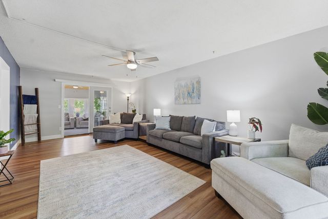 2315 KINGSWAY Drive, Bettendorf, IA 52722