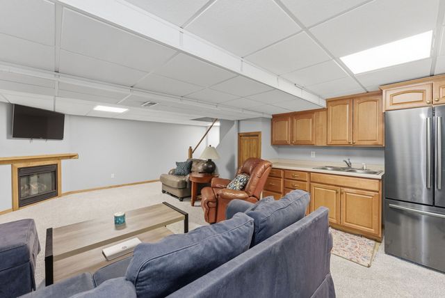 2315 KINGSWAY Drive, Bettendorf, IA 52722