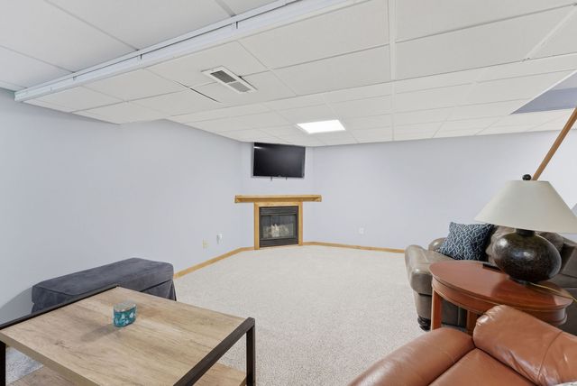 2315 KINGSWAY Drive, Bettendorf, IA 52722