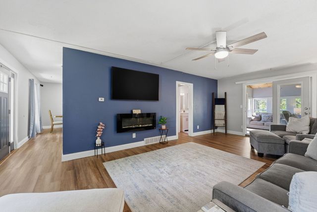 2315 KINGSWAY Drive, Bettendorf, IA 52722