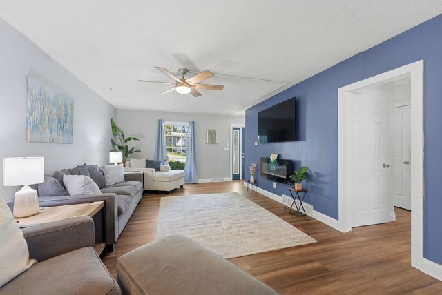 2315 KINGSWAY Drive, Bettendorf, IA 52722