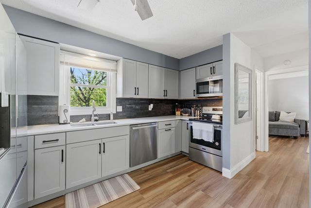 2315 KINGSWAY Drive, Bettendorf, IA 52722