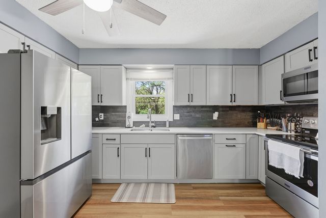2315 KINGSWAY Drive, Bettendorf, IA 52722