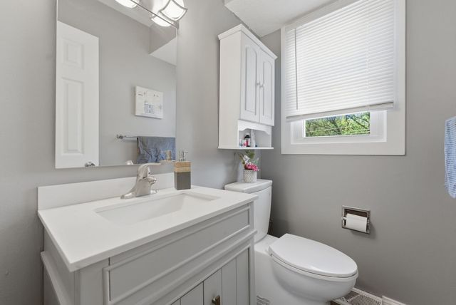 2315 KINGSWAY Drive, Bettendorf, IA 52722