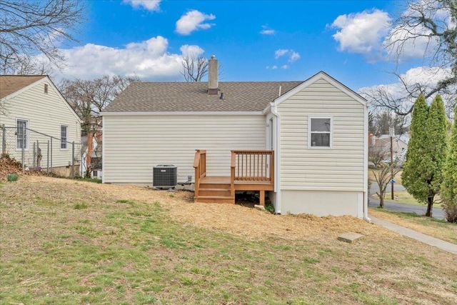 2002 Wayne ST, Roanoke, VA 24012