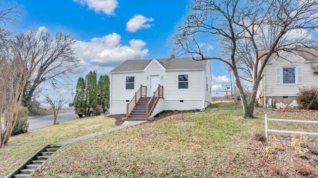 2002 Wayne ST, Roanoke, VA 24012