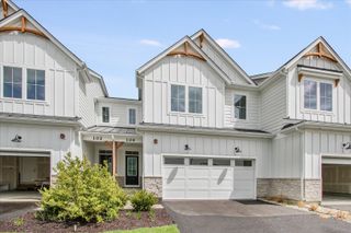 104 Sterling Drive, Lincolnshire, IL 60069