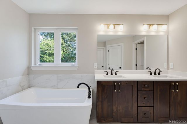 913 Kimberly Court, Troy, MI 48098