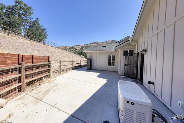 25904 Bear Valley Road, Tehachapi, CA 93561