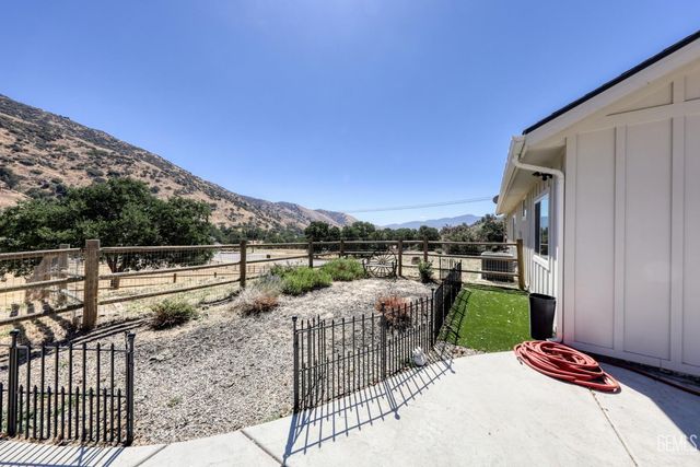 25904 Bear Valley Road, Tehachapi, CA 93561