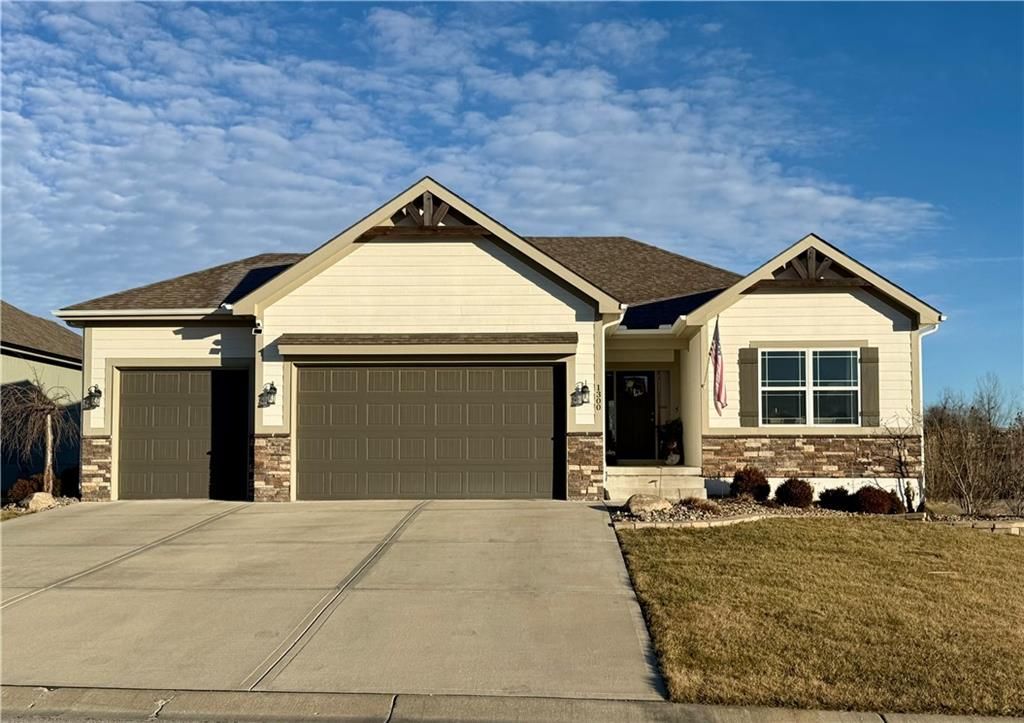 1300 NW Crestwood Drive, Grain Valley, MO 64029