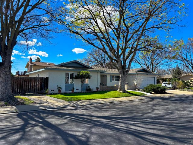 1600 Fairington Ln, Modesto, CA 95355