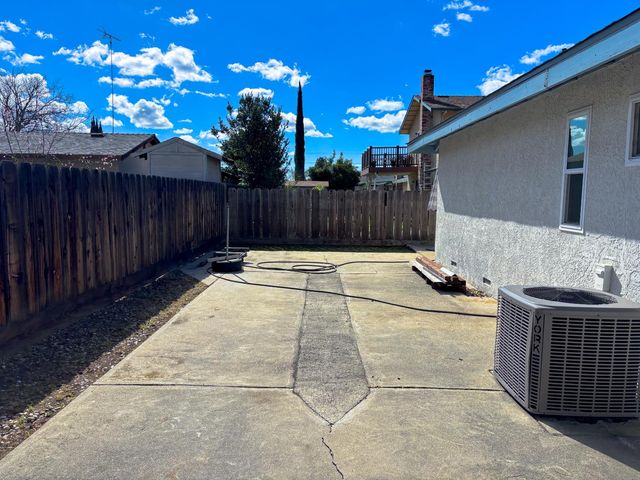 1600 Fairington Ln, Modesto, CA 95355