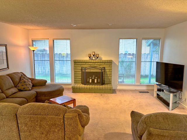 1600 Fairington Ln, Modesto, CA 95355