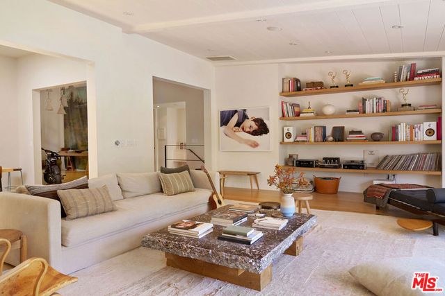 226 S Rimpau Boulevard, Los Angeles, CA 90004