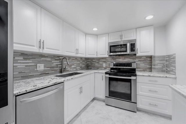 5280 NW 2nd Avenue PH-15, Boca Raton, FL 33487