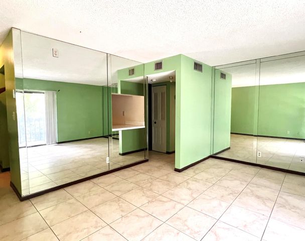 2000 N Congress Avenue 206, West Palm Beach, FL 33401