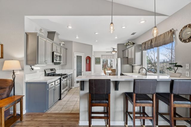 1050 Hillsdale Court, Redding, CA 96003