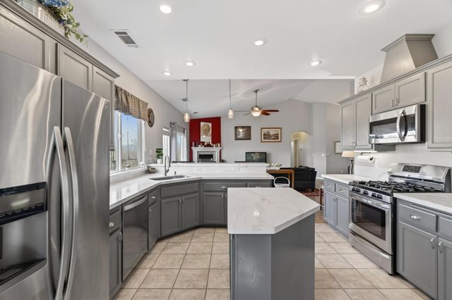 1050 Hillsdale Court, Redding, CA 96003