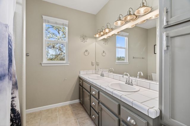 1050 Hillsdale Court, Redding, CA 96003