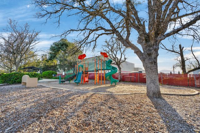 1050 Hillsdale Court, Redding, CA 96003