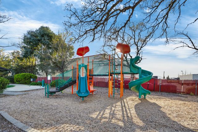 1050 Hillsdale Court, Redding, CA 96003